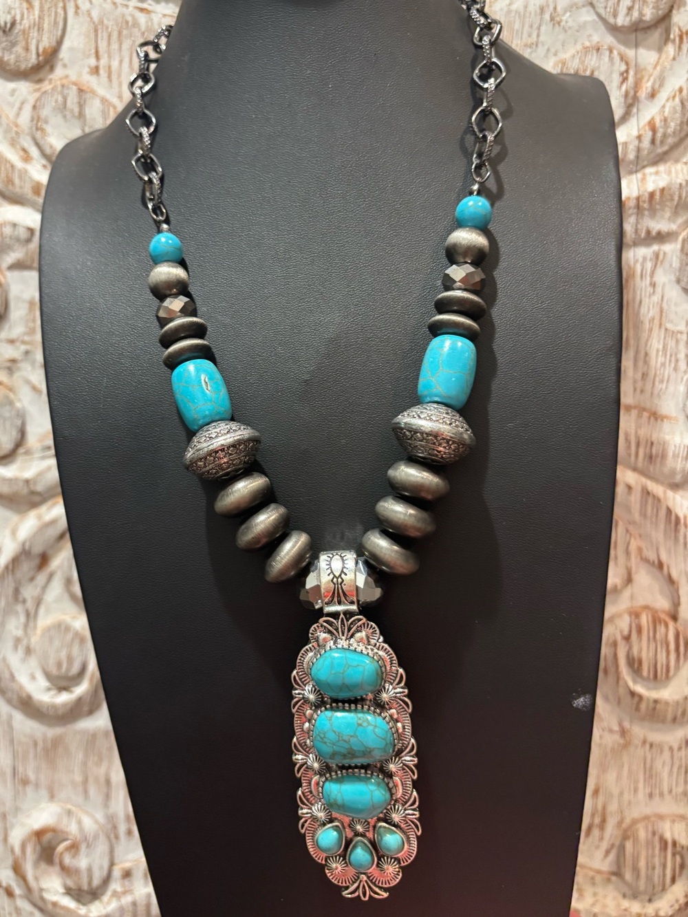Boutique Fashion Turquoise Stone Pendant Necklace NWOT